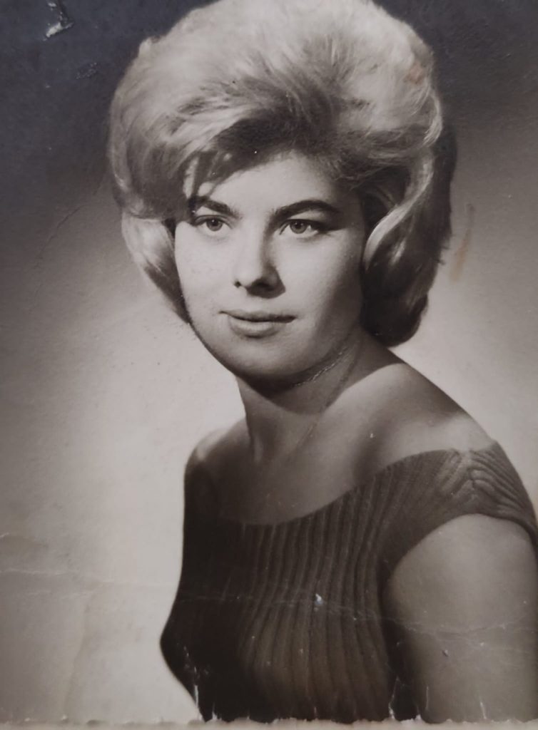 primer plano en blanco y negro de mujer