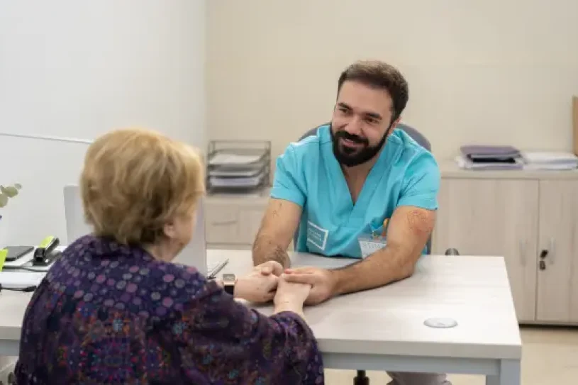 Profesional cuidando un anciano en el Centro de Día